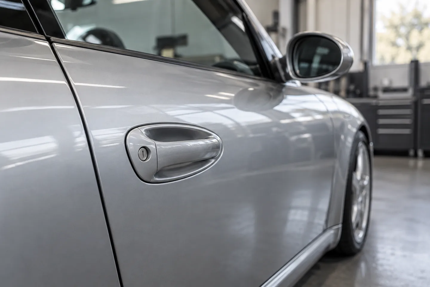 Exterior pull handle on a silver 911 door, illustration